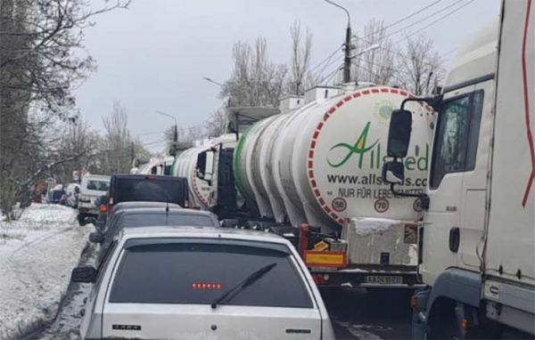 Трасса Николаев – Одесса остается заблокированной: водителей просят отменить поездки