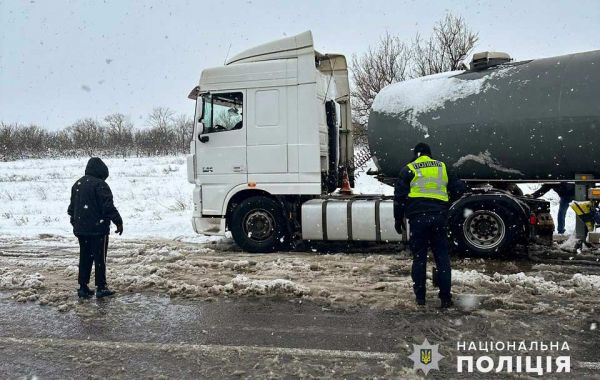 Под Николаевом за Коренихой застряли два бензовоза: осложнения на дорогах из-за снегопада