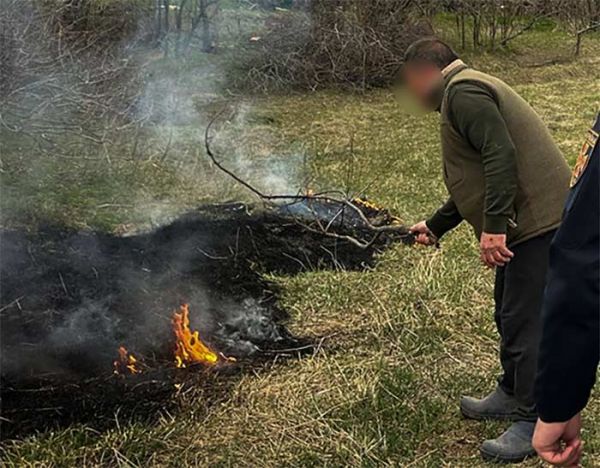 На Николаевщине искра от костра с мусором подожгла крышу частного дома
