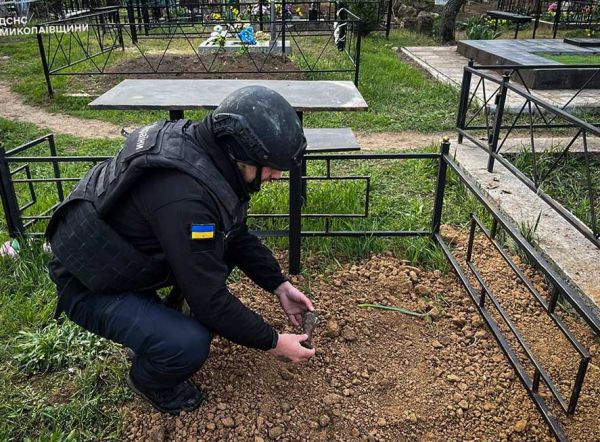 В Николаеве во время копки могилы на кладбище нашли мину