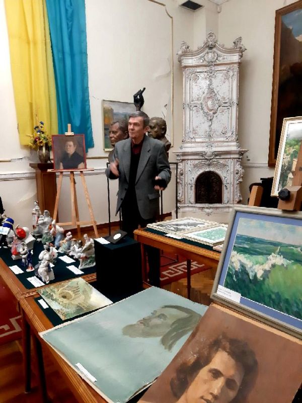 Бюст мэра, фарфор «Казаки», крымские эскизы – Николаевский музей имени Верещагина принимал необычные подарки от горожан