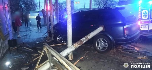 В Николаеве внедорожник въехал в остановку: пострадала женщина, у которой травматически ампутирована конечность
