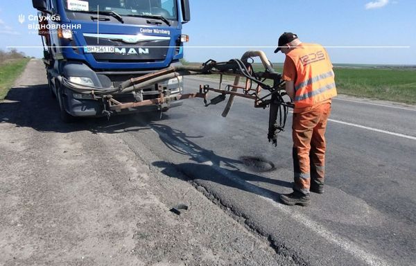 На двух трассах в Николаевской области залатали аварийные ямы