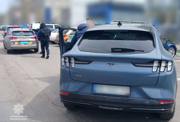 В Николаеве полицейские нашли и оштрафовали водителя Mustang, проехавшего на красный свет