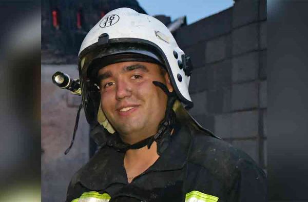 Проезжал мимо и увидел пожар: на Пасху николаевский спасатель вытащил из горящего дома пожилых супругов