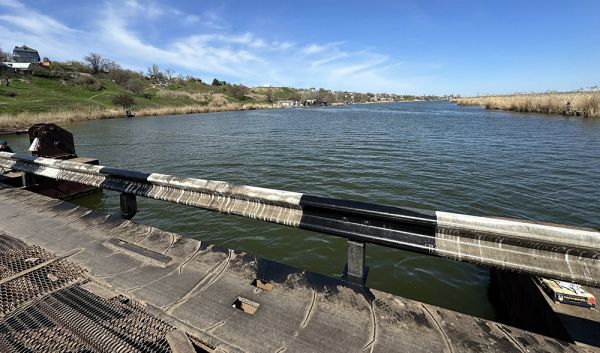 В Николаеве облили маслом ограждения Аляудского моста