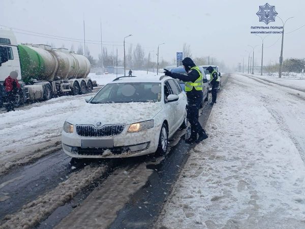 Николаевщину засыпает: полицейские помогают водителям преодолеть последствия внезапного снегопада (фото)