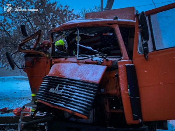 Утром в Николаеве в непогоду разбился мусоровоз. Фото