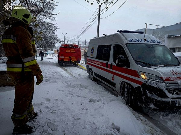 На Николаевщине из снежных заносов спасатели вытащили двадцать автомобилей