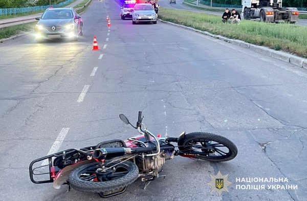 В Николаевской области мотоциклист сбил 16-летнюю девушку