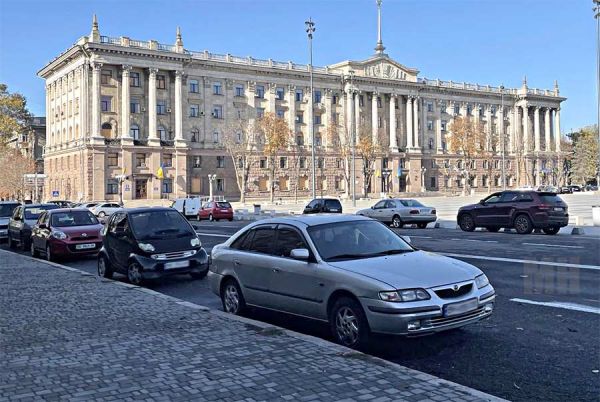 В центре Николаева, где паркуются чиновники и прокуратура, стоянка останется бесплатной
