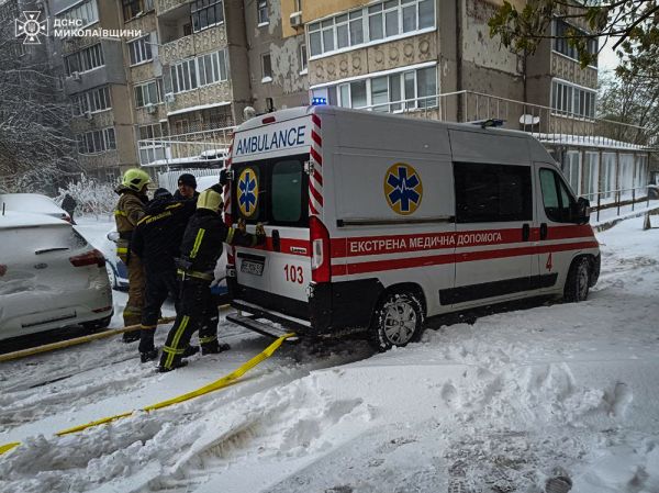 Снегопад парализовал "скорые": николаевские спасатели извлекают медиков из снежных ловушек