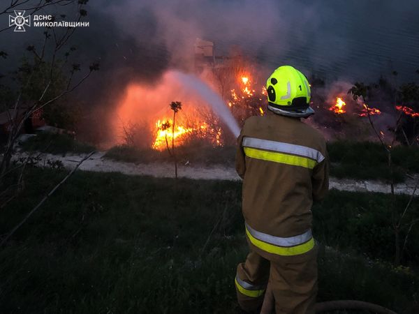В Николаевской области тушили пожар в доме, в который попал российский дрон