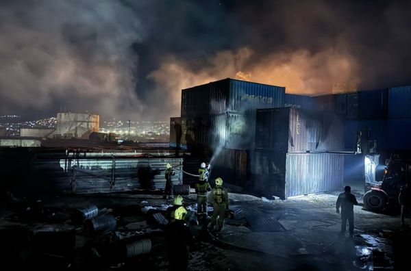 В Новороссийске прогремели взрывы и вспыхнул масштабный пожар