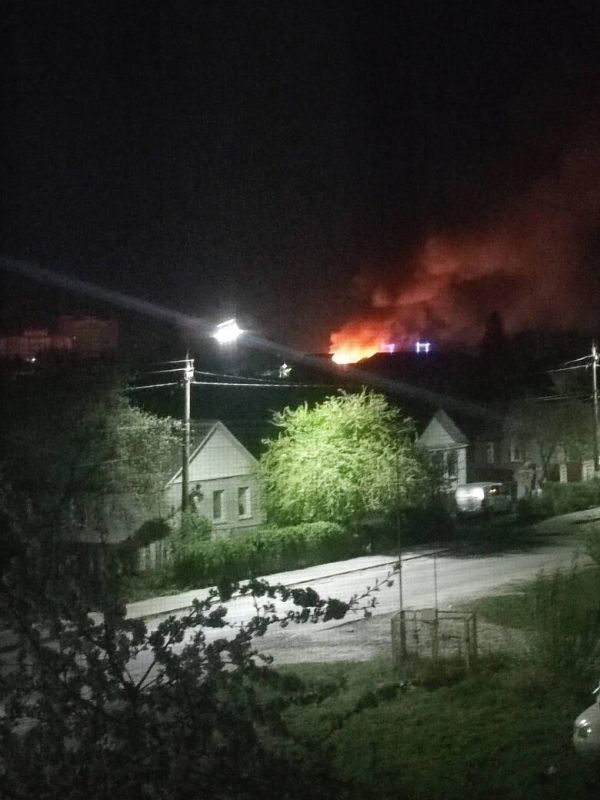 Дроны ударили по заводу в Брянской области, где изготавливают начинку для систем ПВО, ракет и самолетов.