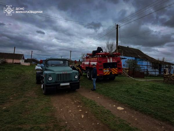 Вечером в Николаевской области спасатели тушили большой пожар в частном доме