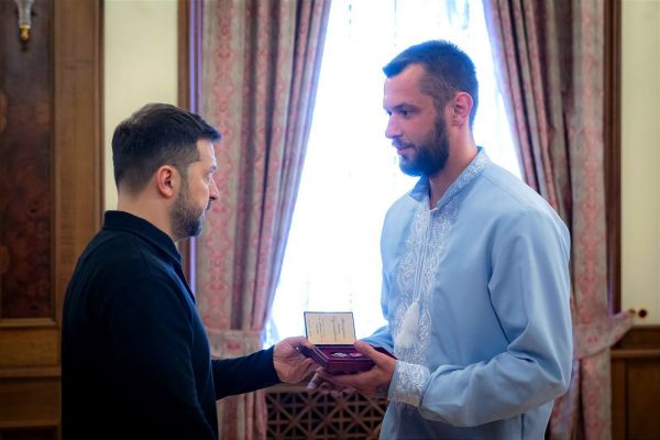 Награда за профессионализм и мужество: президент отметил работника «Николаевоблэнерго»