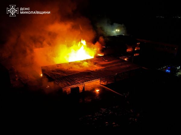 Николаевские огнеборцы потушили масштабный пожар после дроновой атаки. Видео