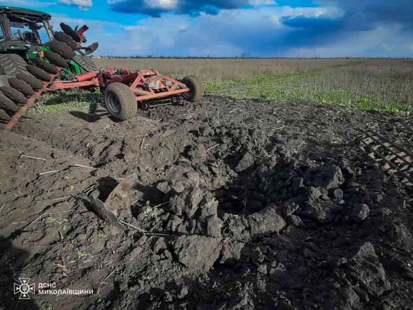В Николаевской области на заминированном поле взорвался трактор. Фото