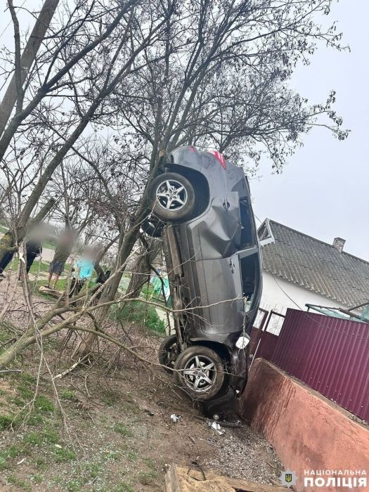 Кроссовер оказался вверх тормашками – на Николаевщине водитель на Toyota Rav 4 исполнил невероятный кульбит. Фото