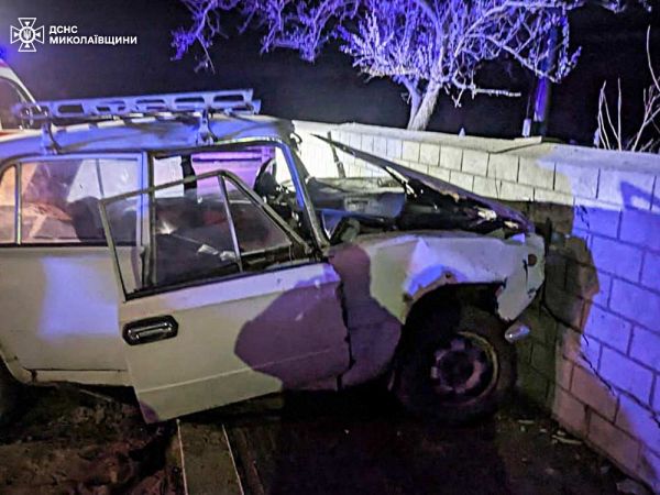 Смертельная авария в Николаевском районе: водитель врезался в каменный забор