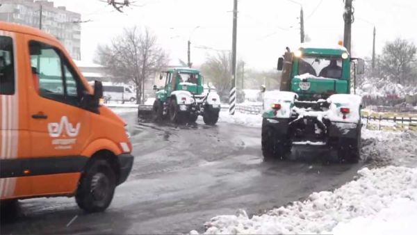 В Николаеве для расчистки дорог задействовано 14 единиц техники