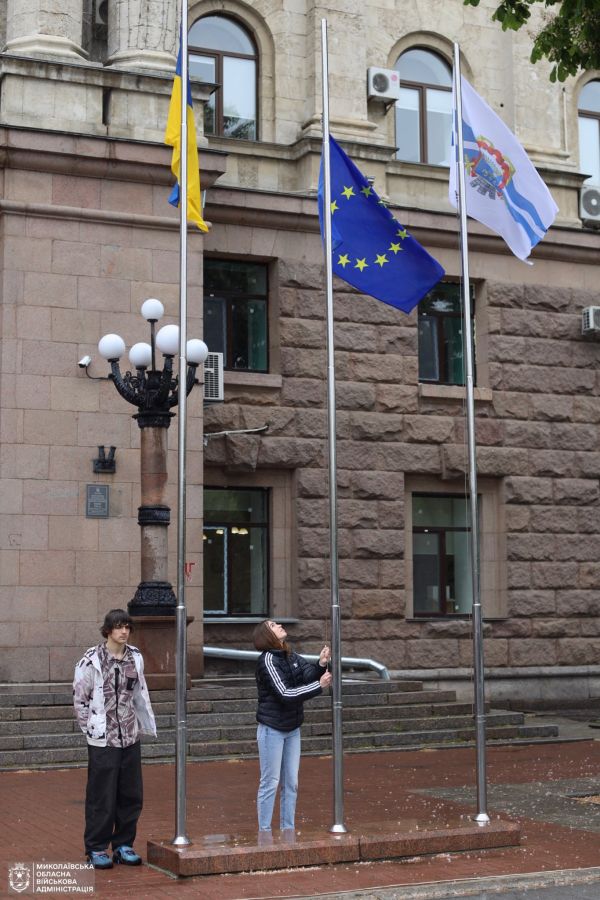 В Николаеве флаг ЕС поручили поднять призеру чемпионата Европы U-23 саблистке Виктории Коротченко