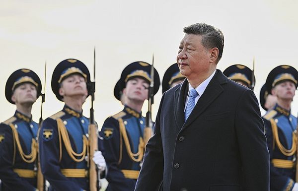 Си Цзиньпин появился в Москве с целым расчетом китайских военных