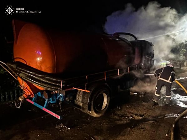 В Николаевской области ночью неизвестные сожгли грузовой Mercedes. Фото