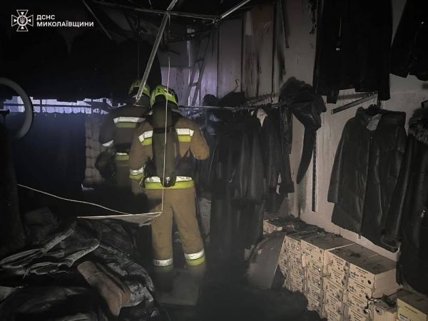 В Николаевском тоговом центре тушили пожар: шубы и обувь залило при тушении (видео)