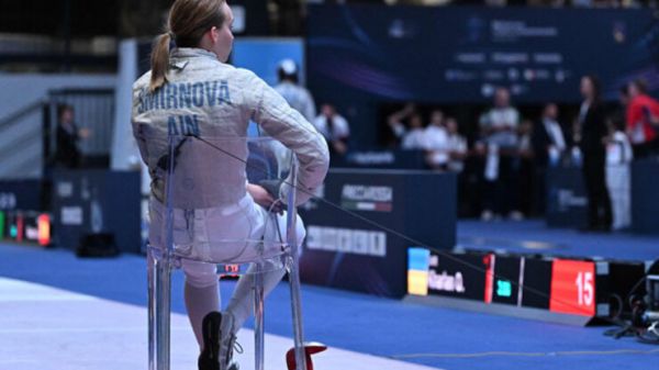 Международная федерация фехтования, которую содержит российский миллиардер, допустила россиян до международных турниров