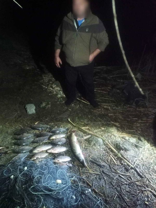 В Николаеве на Ингуле поймали браконьера с карасями и окунями