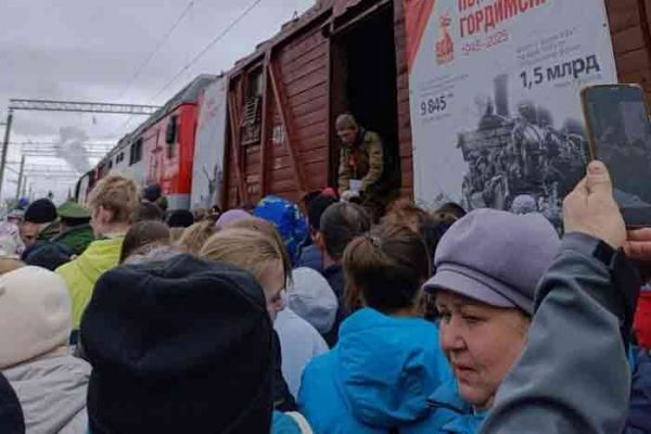За бесплатную кашу у «поезда победы» в российских городах идут драки