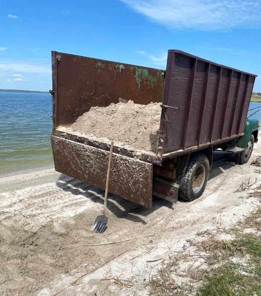 В Николаевской области с берега Бугского лимана вывозят песок