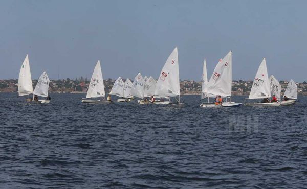 Полсотни яхт вышли на парусную регату в Николаеве. Фото гонки
