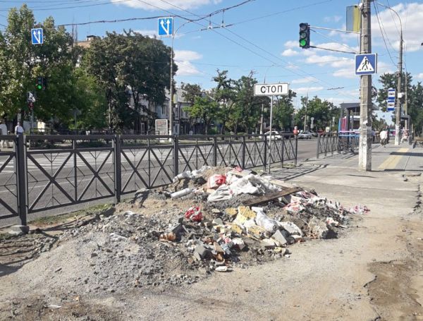 Остановку «Автовокзал» в Николаеве очистили от мусора на следующий день после жалобы в инспекцию