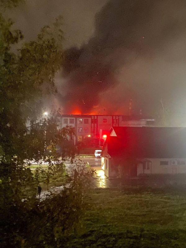 В Брянской области горит военный завод. Фото