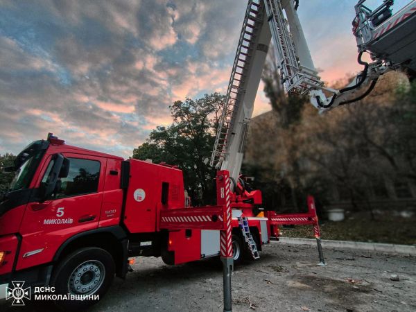 Гасили пожары после ракетного удара по Николаеву 33 огнеборца. Фото