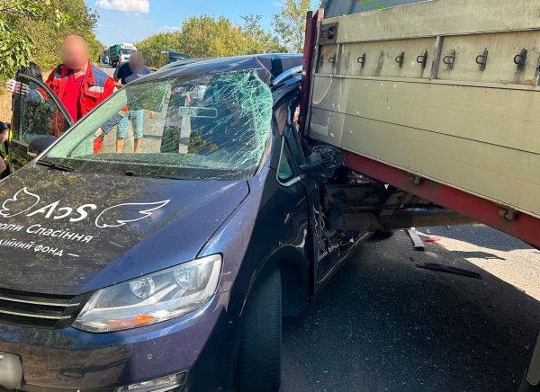 На трассе в Николаевском районе две фуры врезались в легковушку: движение парализовано