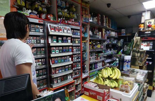 С 1 октября работникам заправок, продавцам алкоголя и табака должны платить зарплату не меньше 16 тысяч