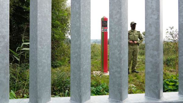 Польша полностью закрывает границу с Беларусью