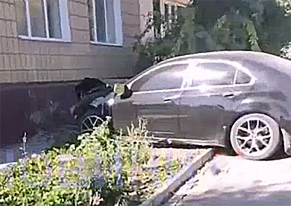 На Николаевщине полицейский сбил мопедиста и врезался в библиотеку: назначено служебное расследование