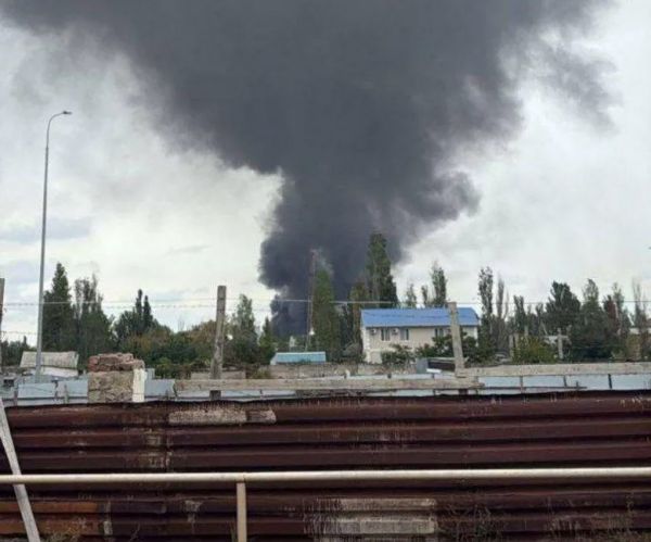 В Феодосии посреди дня слышны взрывы и загорелась нефтебаза