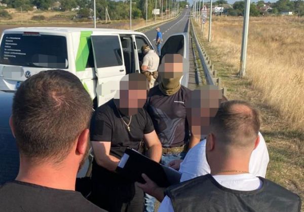 Полицейского, который за деньги "освобождал" военнообязанных из ТЦК, задержали на Николаевщине