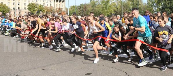 В Николаеве провели массовый легкоатлетический забег «Спасибо, ВСУ!». Фото