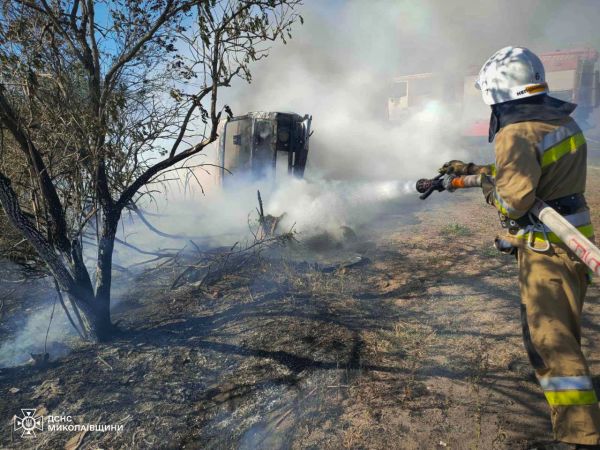 В Николаевской области сгорели три автомобиля и пылала сухая трава на месте вражеского прилета
