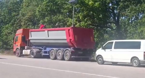 На трассе Кропивницкий–Николаев фуры с перегрузом заставили разгружать лишний товар прямо на дороге
