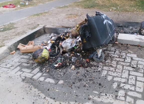 В центре Николаева за одну ночь сгорели восемь мусорных контейнеров