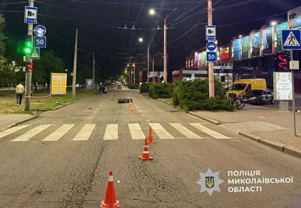 В центре Николаева 20-летний мопедист сбил женщину на переходе – пострадавшая в больнице