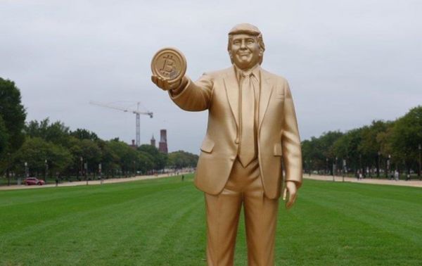 В США возле Капитолия полдня простояла «золотая» статуя Трампа